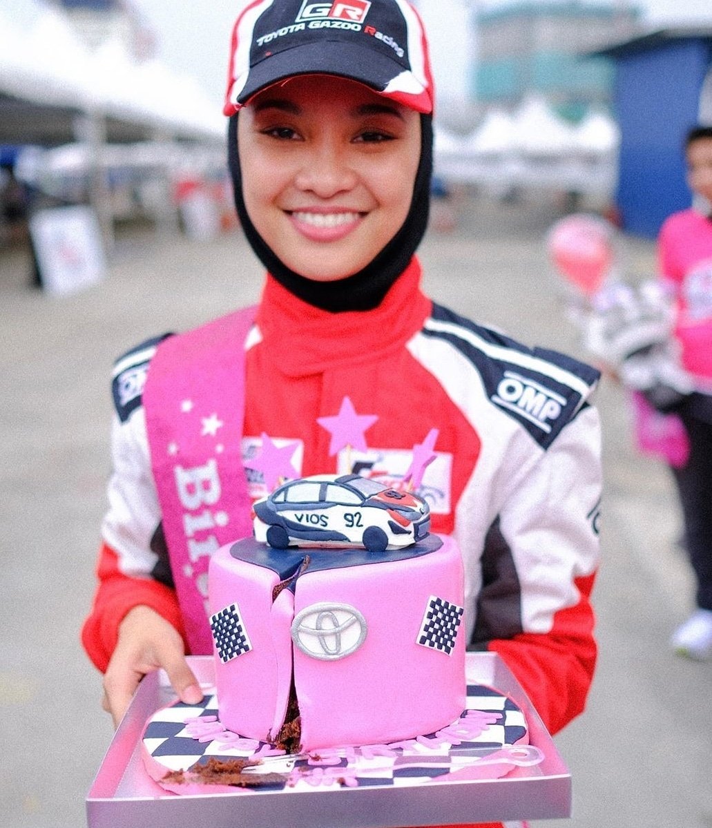 rotikaya's tweet photo. Happy birthday yang ke-27 Nabila Razali. Cantiknya kek tu😋 https://t.co/ADH68CUmp3