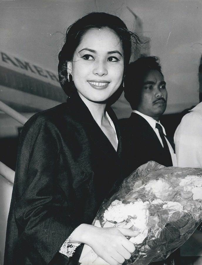 Dewi Soekarno pernah dipenjara selama 34 hari di Aspen karena memukul wajah Osmena (putri mantan presiden Filipina) dengan memakai gelas anggur setelah Dewi diludahi. Pukulan tersebut meninggalkan luka yang membutuhkan 37 jahitan.