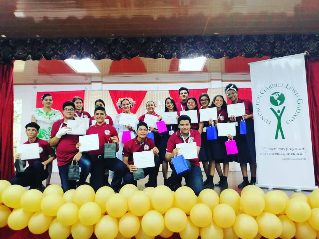 FGLG1997's tweet photo. Finalizando la tarde con el cierre del Programa de Inglés en Bugaba, Chiriquí con la Teacher Clarisse De León y sus estudiantes.Excelente todo!!! #fglg #programadeingles #learningenglish https://t.co/tQ4cCOOYiH