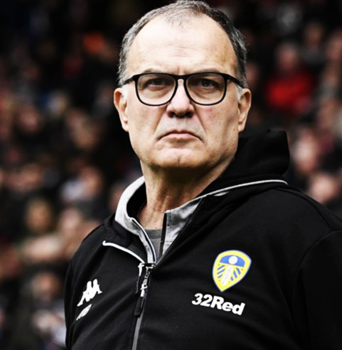InvictosSomos's tweet photo. Loco Bielsa (2015): "En los procesos negativos, todos te abandonan: los medios de comunicación, el público y los futbolistas. Es algo propio de la condición humana. Nadie te acompaña para ayudarte a ganar y todos te acompañan si has ganado. Es una ley de la vida". #FraseAEnmarcar https://t.co/XIOEHIOInC