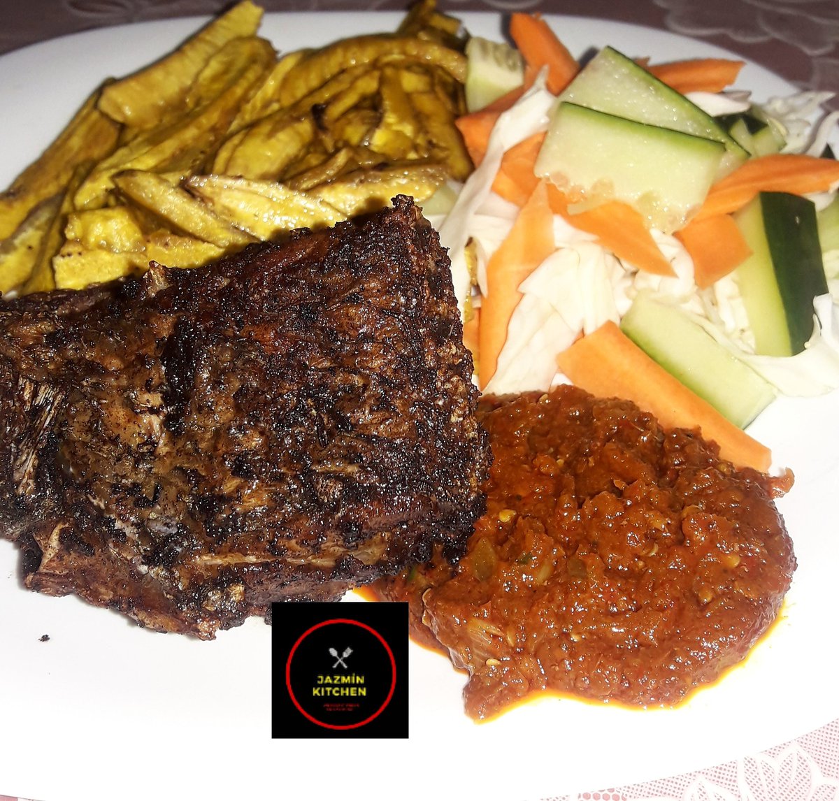 Breakfast is served 😋
FISH & PLANTAIN ROSTA!

Grilled Crocker ✔
Unripe plantain chips ✔
Veggies ✔
Peppered sauce ✔
#AbujaTwitterCommunity #abujameals #twitterfoodie #BreakfastClub