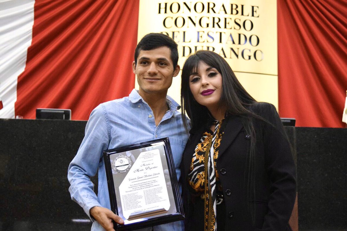 Estoy muy orgullosa de Fernando Daniel Martínez Estrada, este día se materializó una iniciativa que impulsé, se le ha entregado el reconocimiento al mérito deportivo.

Orgullo de Santiago Papasquiaro.

Si te esfuerzas, puedes ver tus sueños cumplidos.