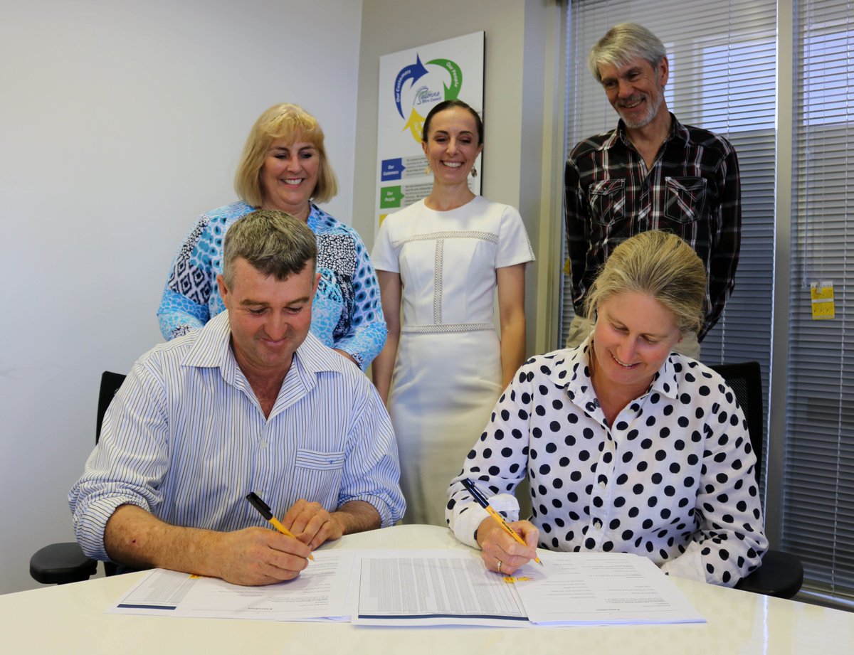 BalonneSc's tweet photo. The first landholder agreements for the Balonne Shire Council’s Special Rate Scheme for the wild dog exclusion fencing (WDEF) program were signed today. https://t.co/73RYHnLhhg #landholders #wilddogs #pestmanagement #WDEF #StGeorgeQld https://t.co/B0VYbBxrQ7