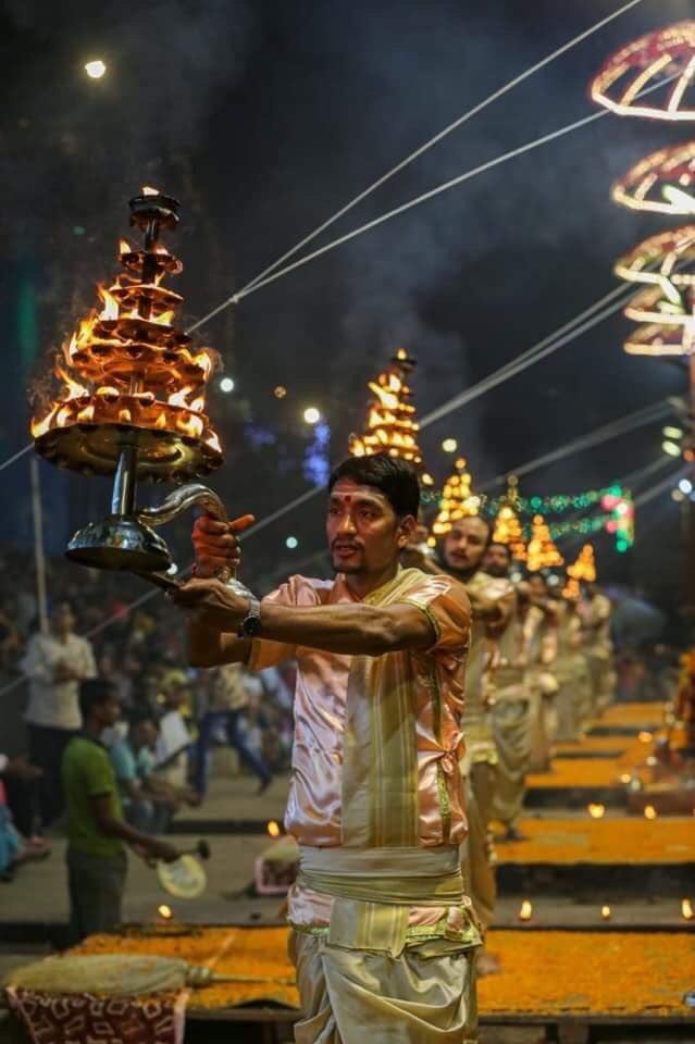 JashneEBanaras's tweet photo. #देव_दीपावली
देव दीपावली के अवसर पर काशी नगरी में गंगा के घाटों पर दीपों के दिव्य प्रकाश से शुशोभित भव्यता की एक झलक। 

#Kashi #DevDeepawali2019  #UPNahiDekhaTohIndiaNahiDekha #Varanasi https://t.co/lRfaFIGsEL