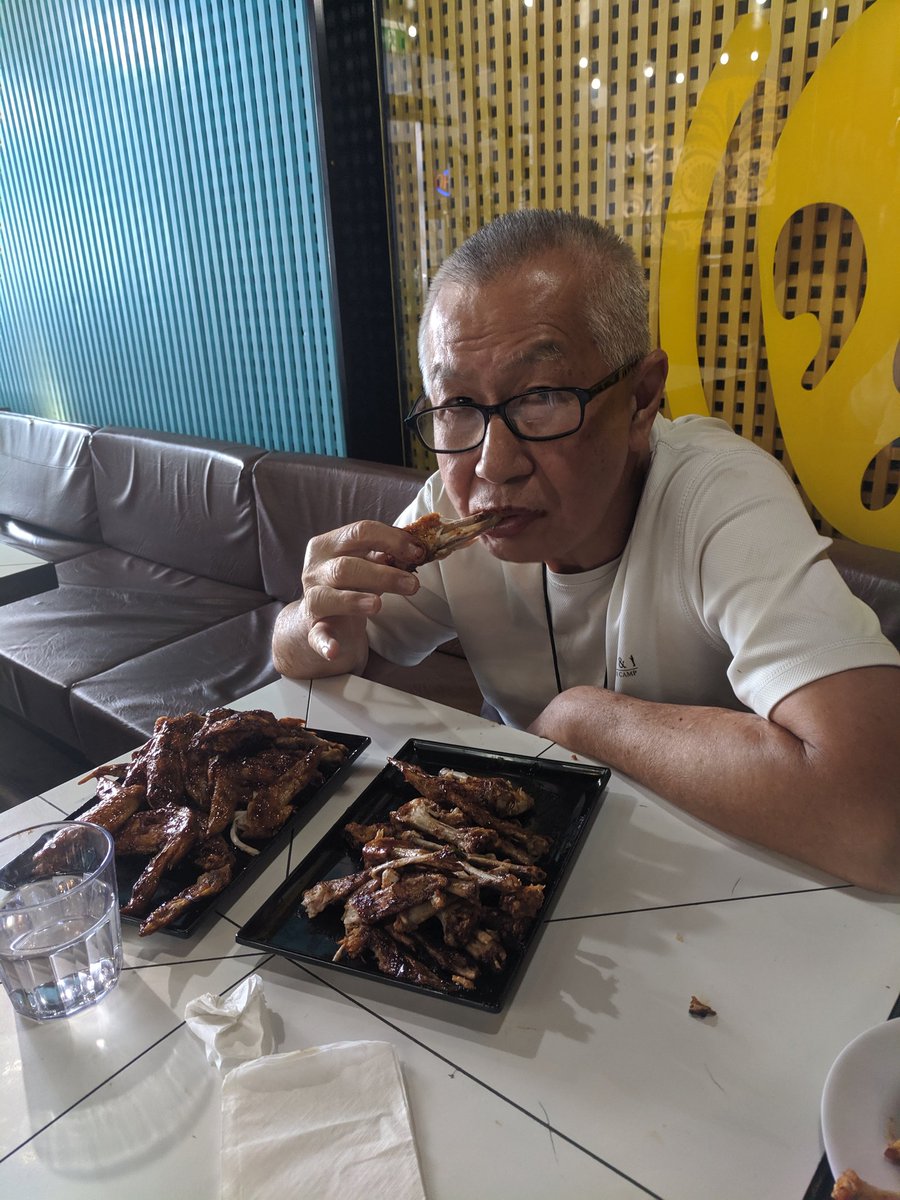 HendrikaKwan's tweet photo. Dad joining me to eat wings. Too hot to work in the afternoon...so trained instead...but crap run. 53 in 10 mins https://t.co/36P3wHXLHo