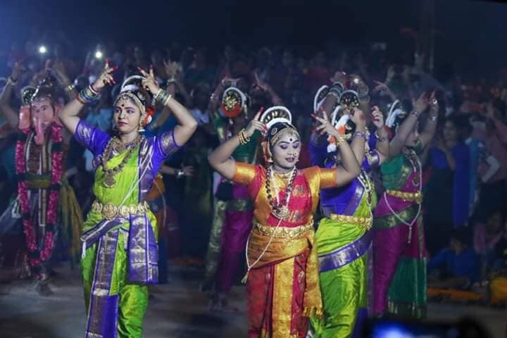 RisingBanaras's tweet photo. कुछ और चित्रमय झलकियां - 

देव दीपावली के सुअवसर पर दीपों के दिव्य प्रकाश से शुशोभित बनारस के 84 घाट !

#DevDeepawali2019 #Varanasi https://t.co/AOZv9jvmM2