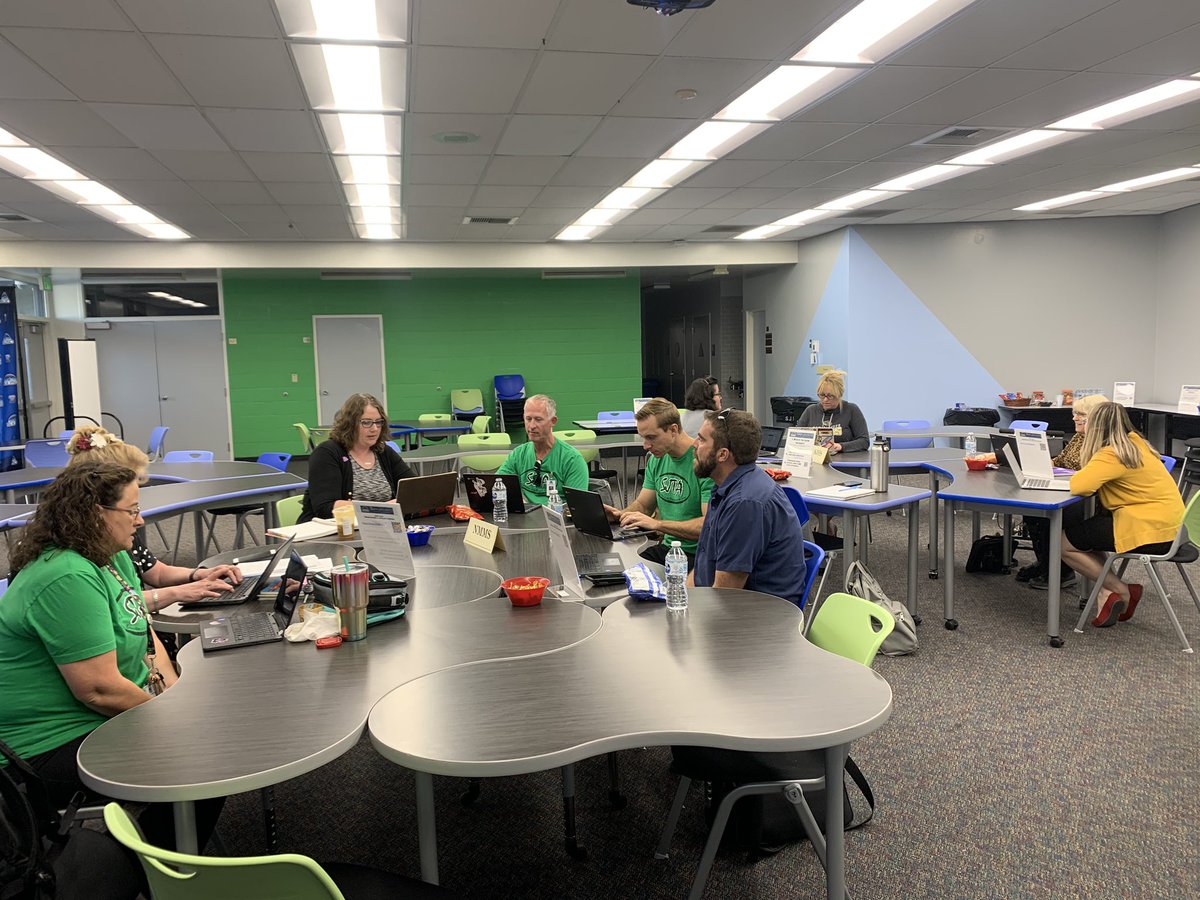 Edtech_Dave's tweet photo. Innovative teachers from @nmmshuskies @SjlaLions @SanJacintoHS beginning their #blendedlearning cohort #sjinnovates #sjdifference https://t.co/GuHkJ0dwRv