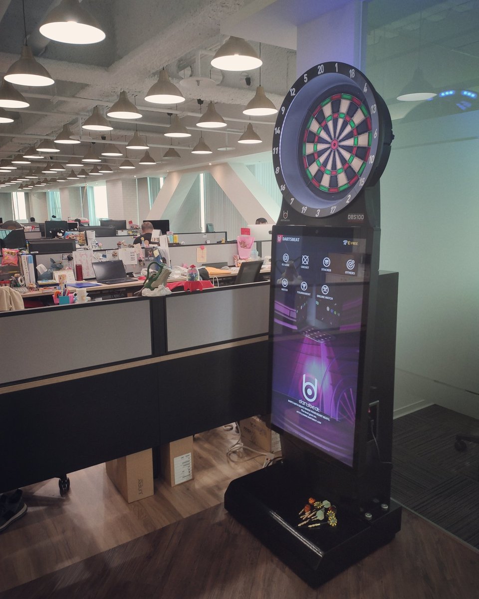 caffein's tweet image. 辦公室的新玩具 #electronicdartboard #dartmachine #newtoy