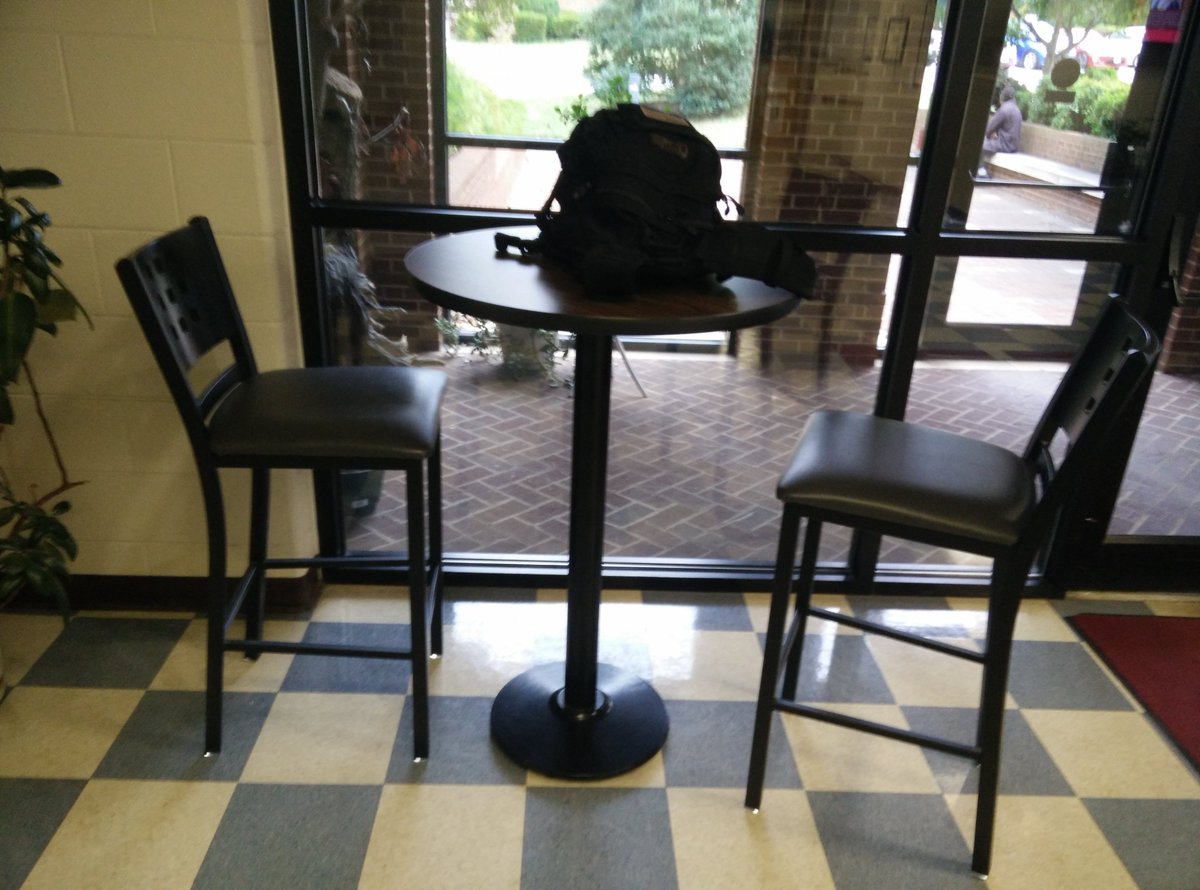Nathan00252118's tweet photo. The best place on UL campus is the random study areas inside of Hobbs, because they have free coffee and professors are always nearby if you need some help. #ULwritingstudio https://t.co/p2nWAd3B6f