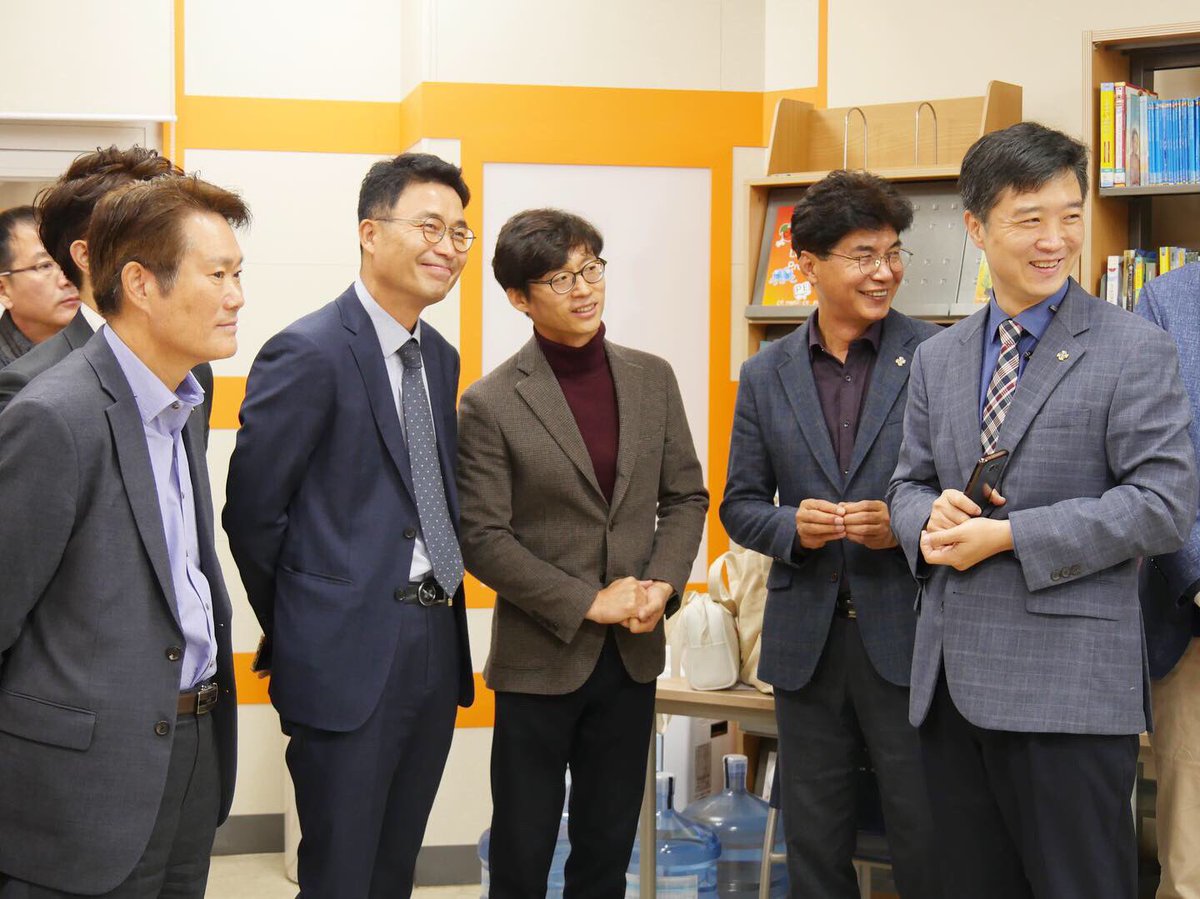 g_future_campus's tweet image. 오늘 #경기도평생교육진흥원 과 
#SK텔레콤 #업무협약 체결을 통해 👬

2020년 #경기미래교육파주캠퍼스 내에
#미래직업연구소 를 개관할 예정이에요 👏🏻👏🏻

#청소년 #디지털정보격차 #뿌셔뿌셔👊🏻

▪️보도자료
digitaltoday.co.kr/news/articleVi…

#경기미래교육캠퍼스 #영어마을 #파주영어마을 #체인지업캠퍼스