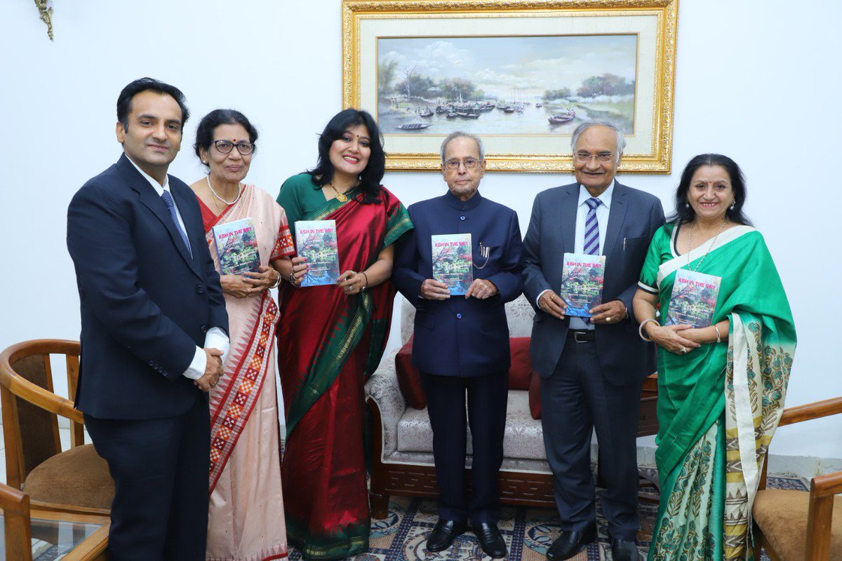 tjchawla's tweet photo. What a diversity of expressions on #love, #relationships and #nature. Loved especially the section on #Japan #poems. Great work @MohantySrujani and loved your conversation with @siddharthagigoo.
@CitiznMukherjee your views on the book? #ashinthesky https://t.co/MMNEgqjcIW