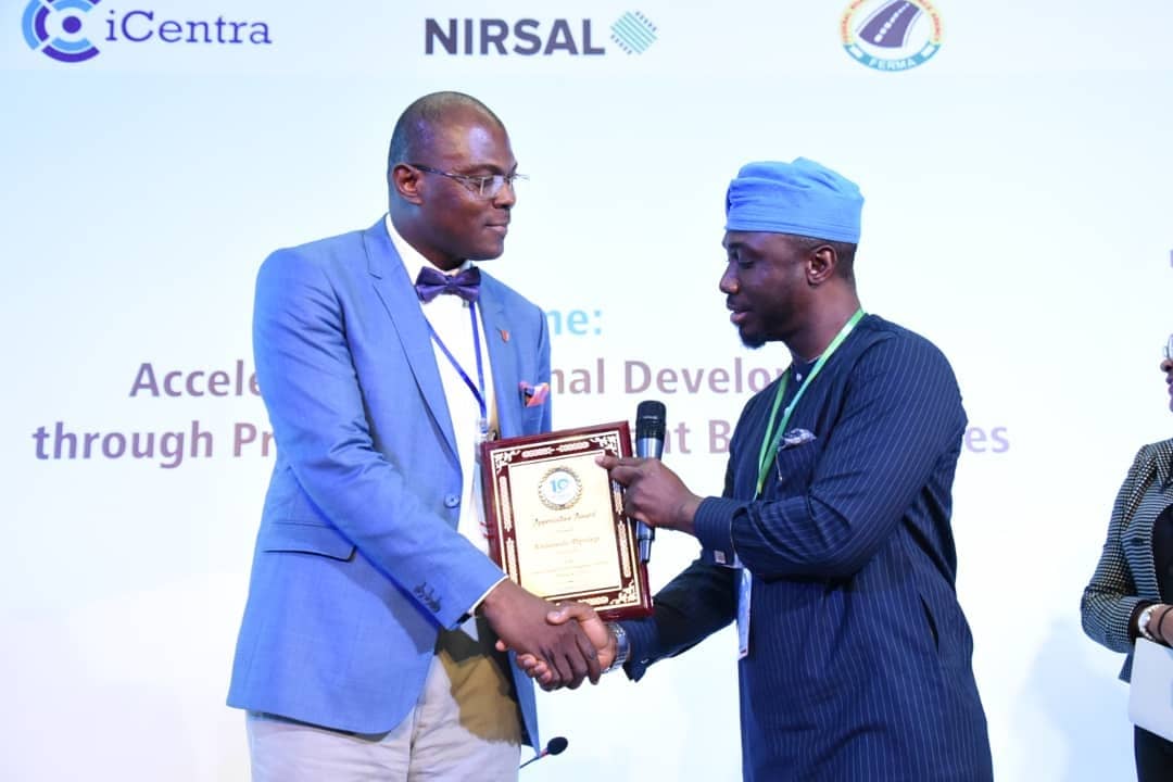 AlexandraIfy's tweet photo. Mr. Taopheek Babayeju @TAOPHEEK, the Programme Director, CEO of ProMaCon and iCentra Presenting An Award to the Panelist and Moderator from the 1st Session of the Event.
#ProMaCon2019 #ProMaConAt10 @ProMaCon @iCentra @nirsalconnect @FedRoadsNGR https://t.co/LklpCzUlmg