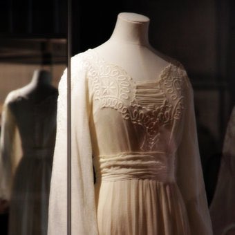 FIDMMuseum's tweet image. Grace Kelly was born #OTD November 12, 1929. The FIDM Museum is proud to hold one of her few surviving costumes in our permanent collection: an embroidered cotton voile dress designed by Helen Rose for the 1956 film ‘The Swan’. Shown here on display in #GraceKelly: Style Icon.