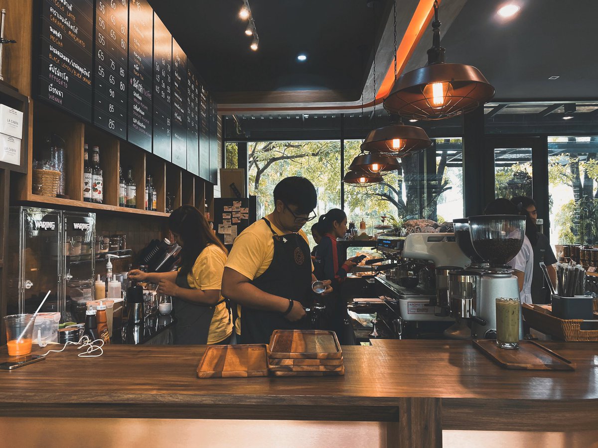 nongtired's tweet photo. Dragonray cafe คาเฟ่ฟาร์มปลากระเบนในหนองคาย คือในพื้นที่เดียวกันมีทั้งฟาร์มปลาและคาเฟ่ บรรยากาศสงบร่มรื่น กาแฟค่อนข้างดี ร้านใหญ่นั่งสบาย  จิบกาแฟเสร็จเดินไปดูปลาต่อได้555 คาเฟ่นี้ค่อนข้างลับ ลับมากแม้กระทั่งทางเข้า😂  #รีวิวคาเฟ่ #cafeteller #อร่อยบอกต่อ  @aroii @CafeStoryTH https://t.co/fd7DrgbFiF