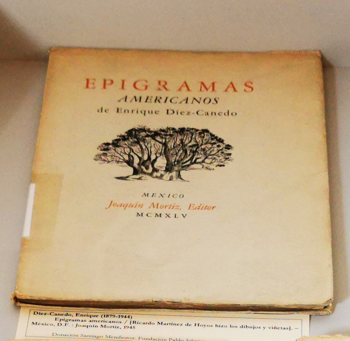 Expo #LibrosDesterrados hasta el 22/11/19 #80AniversarioExilio

DÍEZ-CANEDO, Enrique. Epigramas americanos. – México D.F. : Joaquín Mortíz, 1945. Con ilustraciones del pintor mexicano Ricardo Martínez Hoyos (1918-2009). Ejemplar donación de Santiago Mendioroz.