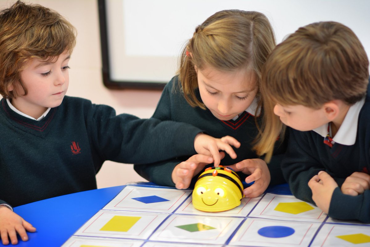 colegioaltozano's tweet image. Los alumnos de 5 años desarrollan con Bee-bot el pensamiento lógico como habilidad necesaria para aprender a programar. 🐝😊#innovación #programaciónparatodos #metodologiasdeaprendizaje #Robotica #EducaciónPersonalizada #educación #ColegioAltozano #Alicante
