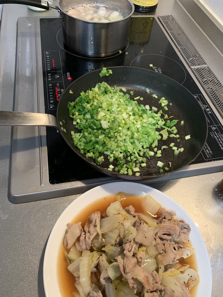 lyraskyofficial's tweet photo. #豚肉&amp;白菜キャベツの中華炒め
#カブ あったから #鶏肉 とカブのお吸い物も作ったよ
カブの葉が沢山あり勿体ないから
胡麻油,塩胡椒🌶を
醤油と中華出汁を入れご飯のお供
保存出来るよ
https://t.co/84mCTBkoP1
#tunip #chicken #soup #pork #chinesecabage #yummy #food #cook #夕飯 #料理 #美味い https://t.co/oBouregOc2