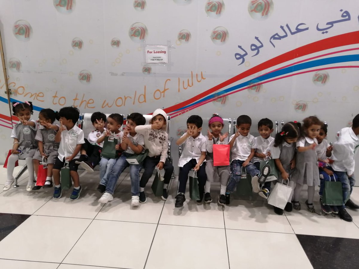 مشاركة اطفال ركن الطفل بجمعية المرأة العمانية مع غرفه التجارة في اللولو بمناسبة العيد الوطني