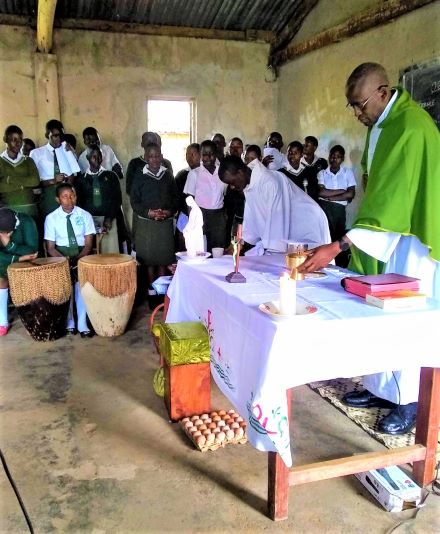 VMM_Int's tweet image. "I passed a small cemetery with the graves of several notables. Most people bury their dead in the back garden if they have one, under a stone block. I have also been told that people have coffins with a window to be sure it is their loved one inside!"

bit.ly/2NFjD0i