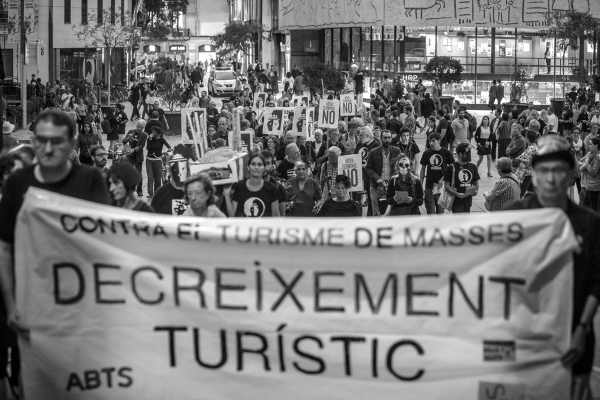 AssBarrisDT's tweet photo. "La presa de control del turisme a #Bcn per les finances"
Financiarització + #turistització = #ModelBcn
Cal control a les finances i #DecreixementTurístic JA!
Informe @twitt_odg "(No) Tot és mercantilitzable - L’entramat financer al sector del turisme".
https://t.co/qotQrWDJ68 https://t.co/GKL3VQMTDy