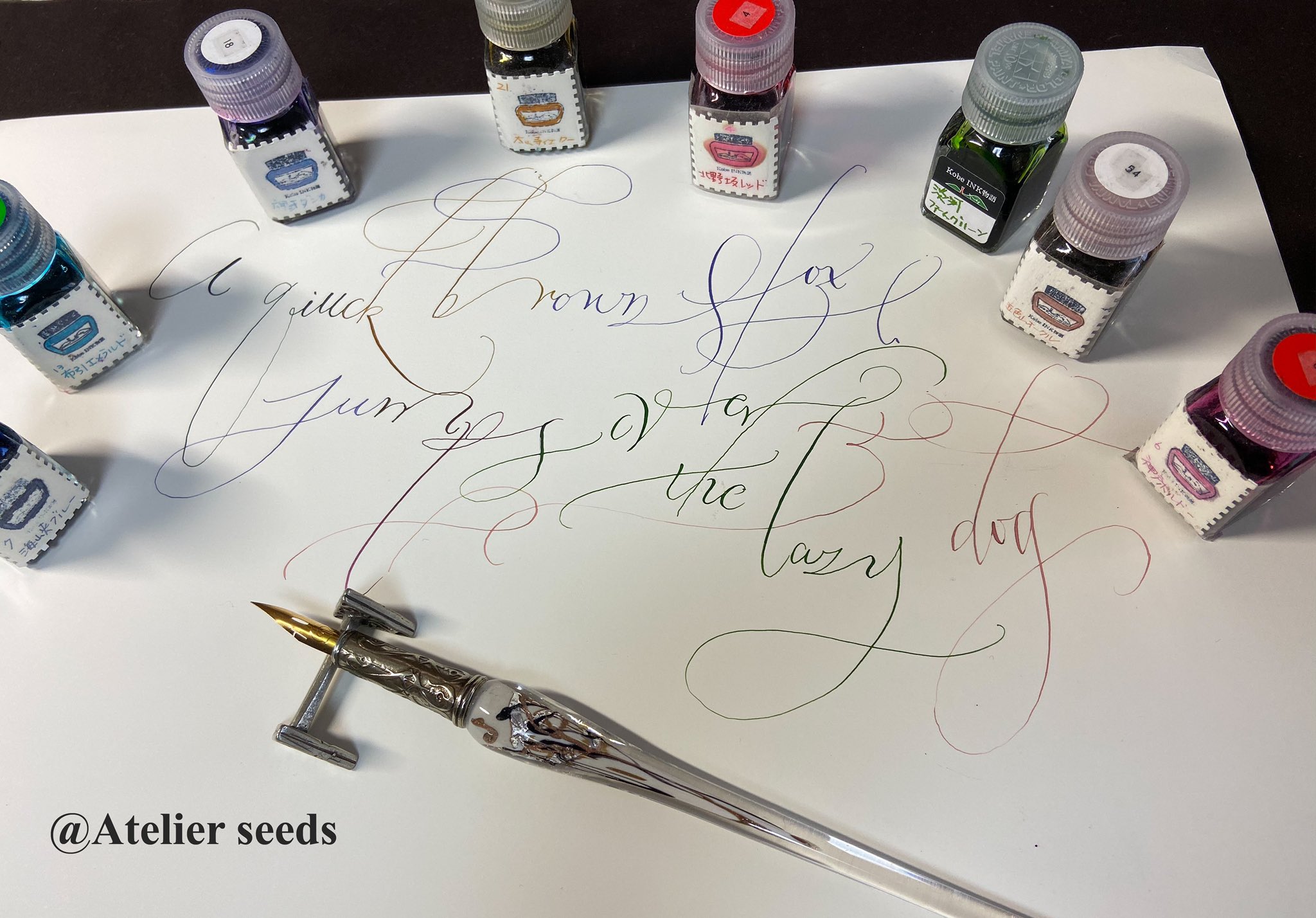 Twitter 上的 Seeds タチカワさんの金メッキgペン つけたインクは最後まで使えて ちょっと拭くだけで違う色をつけてかけました 太い線もプレスすると出るし 万年筆愛好者の方にも書いて頂き なかなかいいんじゃないか でした タチカワ Gペン 金メッキ 京都