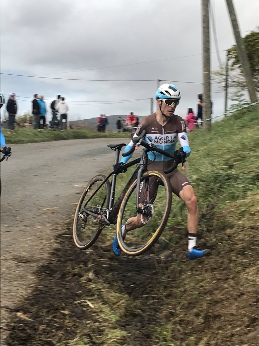 Bon anniversaire, happy birthday à notre jeune retraité Hubert Dupont  #hubertDupont <a href="/fanAG2RLM/">Fan AG2R-La Mondiale</a> <a href="/AG2RLMCyclisme/">AG2RLMCyclisme</a> <a href="/cyclismactu/">Cyclism'Actu</a> <a href="/Eurosport_FR/">Eurosport France</a> <a href="/EddyMerckxBikes/">Eddy Merckx Bikes</a> #lesrp @EKOIcycling <a href="/rostifrance/">ROSTI France</a> <a href="/giroditalia/">Giro d'Italia</a> <a href="/FFCyclisme/">FFC</a> #cycling #NEWS #velo #birthday 🎉<a href="/Materielvelo/">Materiel-velo.com</a>