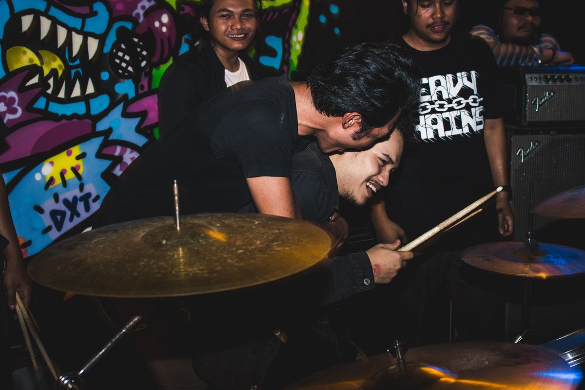 OV8HC's tweet image. We have a nice set for #fuckifancomebackshowcase , thanks to @IfanNazmi and @freshtownrec for inviting us and specially thanks to our friends and crews for keep supporting us until now . #fuckifancomebackshowcase #bloodbrothers #comebackisreal .