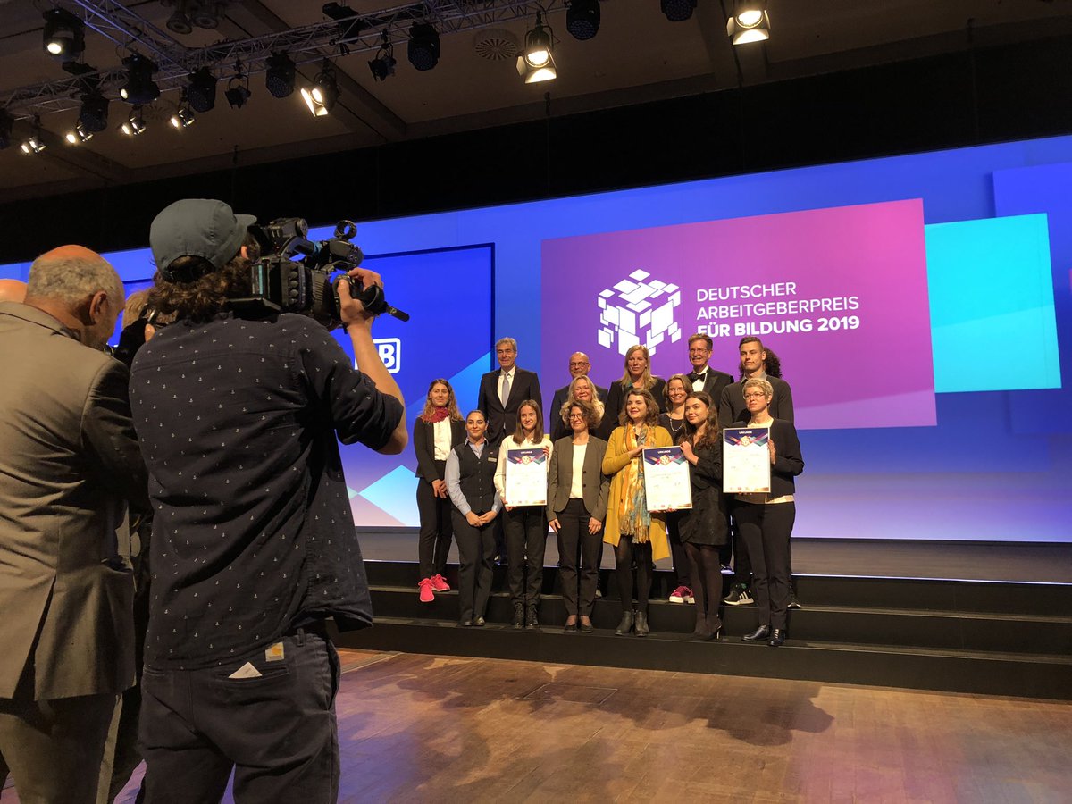 berufwahlsiegel's tweet photo. Passt: der #Arbeitgeberpreis für #Bildung 2019 geht in der Kategorie Schulische Bildung an eine #SIEGEL-Schule! #Wertevermittlung und #Demokratieerziehung werden hier groß geschrieben. Zum #Film 🎥 https://t.co/PhAkchiWjB via @YouTube #20jahreAGP #DAT2019 @Bundesagentur https://t.co/8hJIsuhsDX