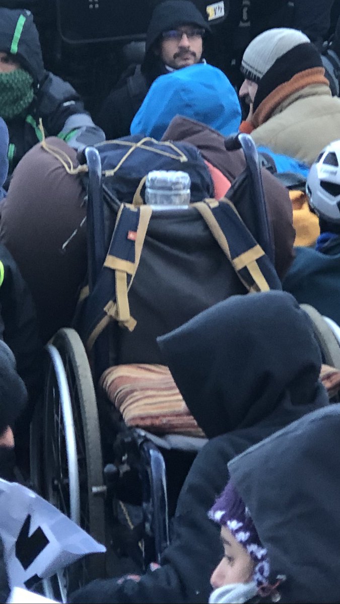 quimmarce's tweet photo. Al tall de La Junquera hi va haver moltes imatges, però la del noi assegut a terra per fer resistència al costat de la seva cadira de rodes i la imatge d’anar-la a buscar, són colpidores i ens haurien de donar força per totes les concentracions que queden!! https://t.co/eY6kd1Haat