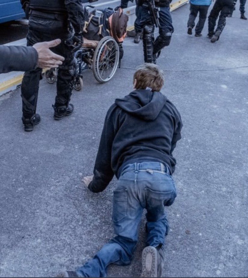 quimmarce's tweet photo. Al tall de La Junquera hi va haver moltes imatges, però la del noi assegut a terra per fer resistència al costat de la seva cadira de rodes i la imatge d’anar-la a buscar, són colpidores i ens haurien de donar força per totes les concentracions que queden!! https://t.co/eY6kd1Haat
