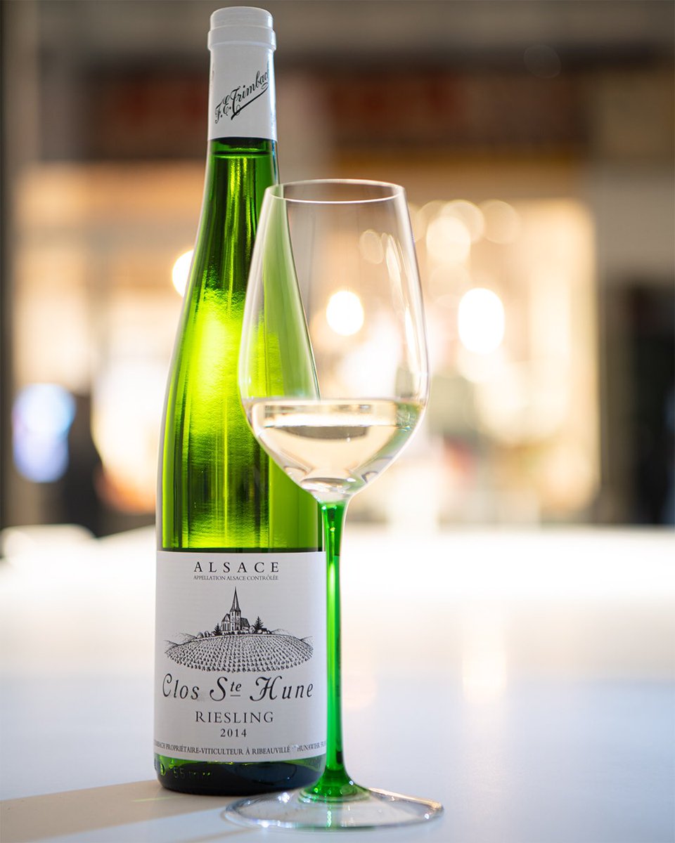Clos Sainte Hune 2014 es quizás el vino más mítico y deseado de la bodega Trimbach en Alsacia. Riesling que crece sobre suelos calcáreos en el terruño Rosacker. Todo un icono de Alsacia presente en los grandes restaurantes de todo el mundo #vinodeldía bit.ly/36gBxOu