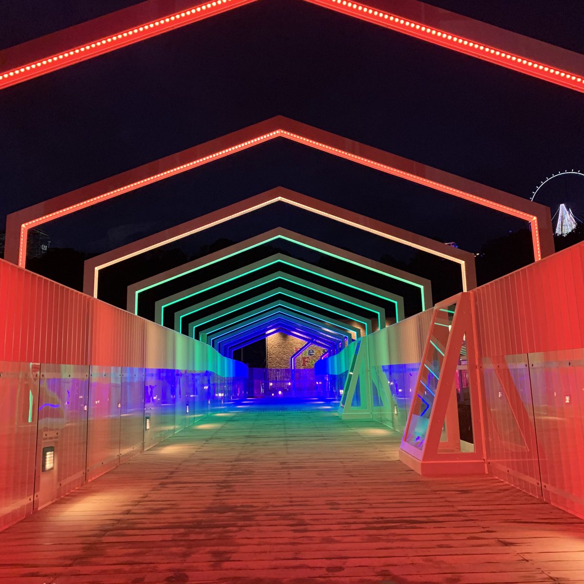 ASHIKI_HIROTAKA's tweet photo. 今日もイルミリオン始まりました。写真は新スポットの光の架け橋。

#イルミネーション #ledtunnel #さがみ湖イルミリオン https://t.co/YrkS4Aipr8