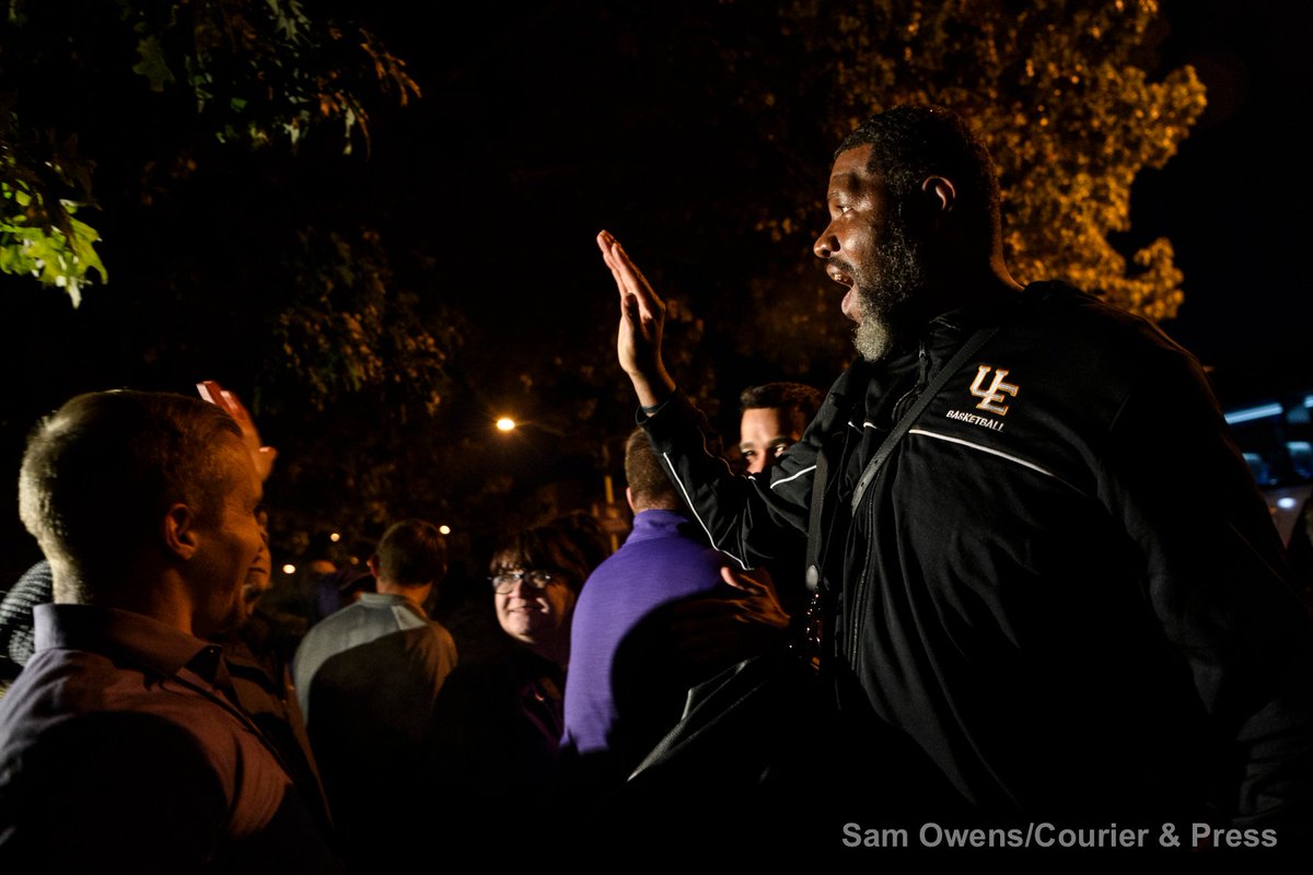 SamOwensphoto's tweet image. Around 12:15 a.m. a hoard of screaming fans greeted the @UEAthletics_MBB Purple Aces as they arrived back to the @UEvansville campus following their 67-64 victory over No.1 ranked UK Wildcats. Check for more photos &amp;amp; words about the win at @courierpress. courierpress.com/story/sports/c…