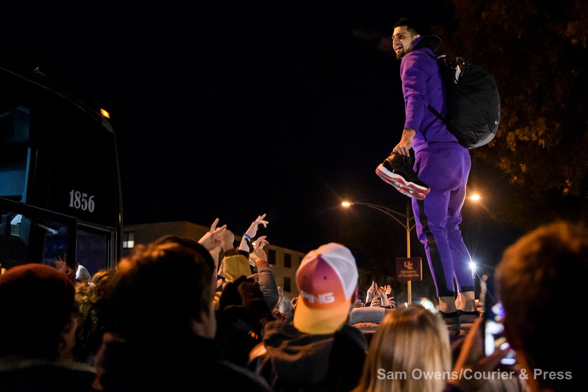 SamOwensphoto's tweet image. Around 12:15 a.m. a hoard of screaming fans greeted the @UEAthletics_MBB Purple Aces as they arrived back to the @UEvansville campus following their 67-64 victory over No.1 ranked UK Wildcats. Check for more photos &amp;amp; words about the win at @courierpress. courierpress.com/story/sports/c…