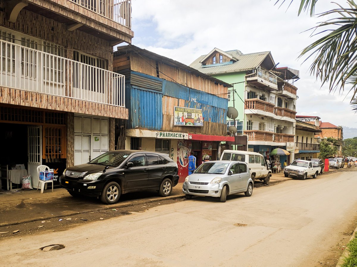 À #Bukavu on ne sait plus différencier les parkings et le troitoir public ! Doit-on dire que le rôle de la police routière se limite qu'aux rond points? La vie de passants est en danger, obligés de partager la même route avec les véhicules.
#bukavu #RDCONGO