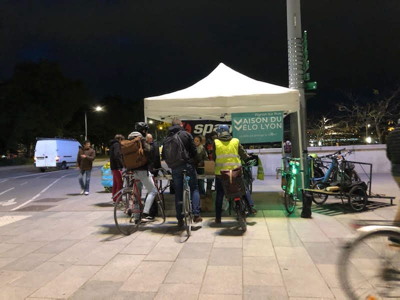 maisonvelolyon's tweet photo. Vous avez manqué l'opération " Cyclistes, Brillez ! " hier ac distribution d'éclairages #spanninga, de gilets @Prevention_MAIF, de dépliants @FUB_fr et @parlonsvelo_fub ?
Heureusement on recommence ce soir place Louis Pradel, Lyon 1er !😉
Plus d'infos : https://t.co/cegaqsqjmc https://t.co/hgYlmi6mPA