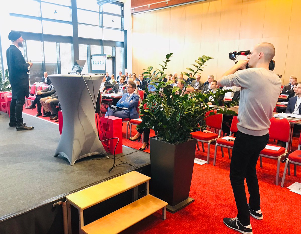 a3BAUTAGE's tweet photo. Markus #Petzl eröffnet die #Bautage mit seiner Keynote über die #Disruption in der Musikbranche!

🎧 🎶 ➡️ 🏗 🚧 

🔝 #BAUTA | #a3BAU | #Lean | #LeanManagement | #LeanConstructionManagement | #Digitalisierung | #SmartCity https://t.co/GO74GUBvQQ