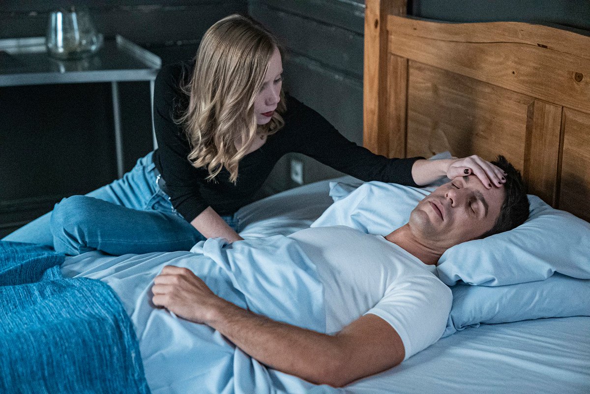 RTVE_Com's tweet photo. El Enlace, gravemente enfermo, esta semana en @estoyvivo_tve💔

Mientras, Adrián y Rebe sospechan que su madre está en peligro al no tener noticias de ella😟

📺 Jueves 13 de noviembre a las 22:40, en @La1_tve
👉 https://t.co/WKtV03nfVW https://t.co/8Y19sOlCZW