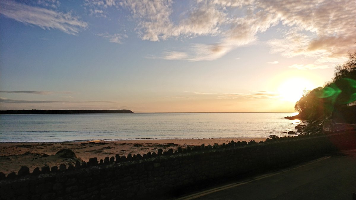 OxwichBayHotel's tweet image. Who says #winter is dull and dreary? 

Sunrise over #OxwichBay this morning, as seen from our beachside garden...

@visitwales @VisitSwanseaBay @TourismSwansea
