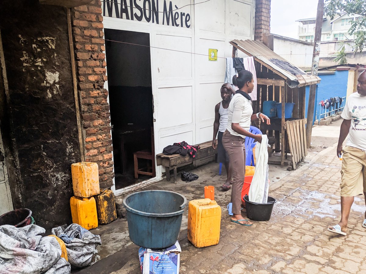 Pendant que les véhicules envahissent le troitoir public, un restaurant très sale surgit en pleine ville, ils font la vaisselle et la lessive sur ce même troitoir ! Doit-on dire que la mairie et le ministère de l'environnement sont nochalents ? Environnement en danger !
#bukavu