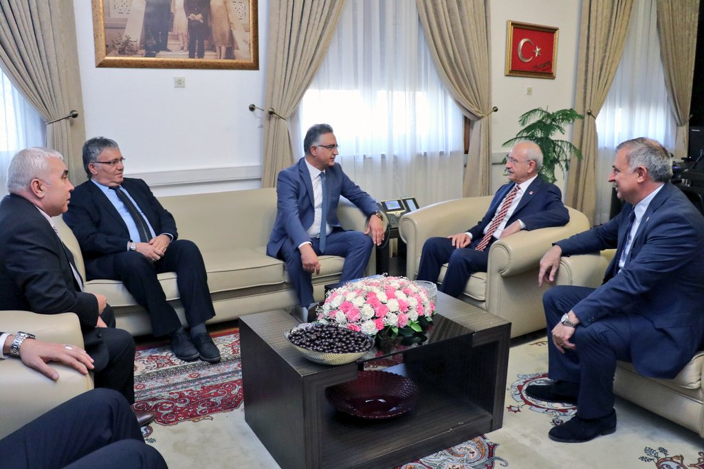 Genel Başkanımız Sayın Kemal Kılıçdaroğlu'nu; @IstanbulEsnaf Bşk.Vek.Veli Yurt, Yazı İşleri Müd.Adem Coşkunyürek, Yön.Kur.Üyeleri Engin Arabul ve Celal Yöre ile ziyaret ettik.

İstanbul taksi esnafımızın sorunları ve çözümleri odağında çok verimli bir toplantı gerçekleştirdik.