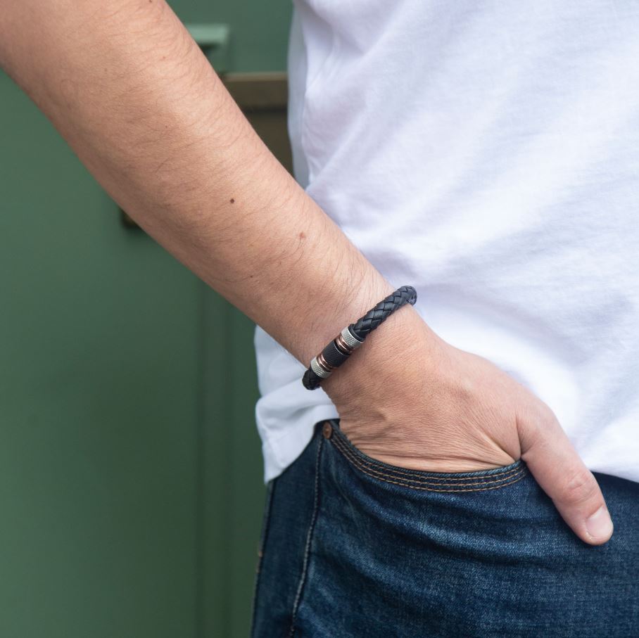 Fred Bennett - jewellery designed for the modern man 💪

#fredbennett #modernman #mensjewellery #mensweardaily #mensstyle #mensaccessories #autumnstyle #newseason