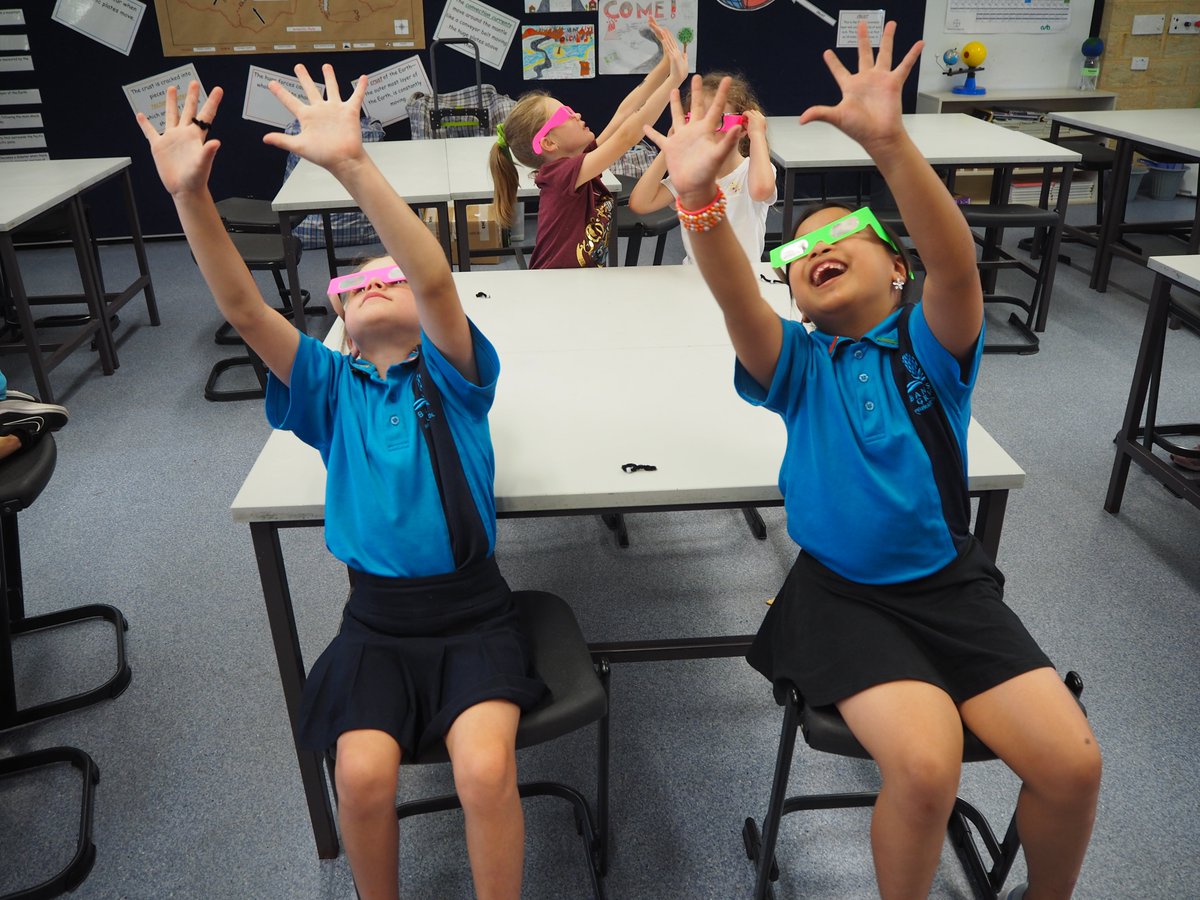 EarthScienceWA's tweet photo. The last two days we’ve had a great time with the lovely Yr 1-6 students at Banksia Grove PS. We’ve mined, made fossils, chemically tested rocks and examined lava viscosity. Lots of hands-on fun provided to the students free of charge thanks to our amazing supporters! #ESWArocks https://t.co/EX64tZrQpF