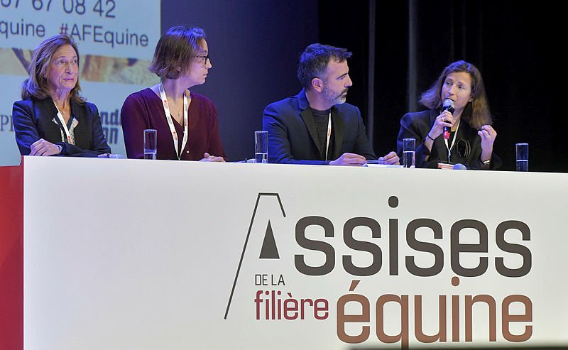 AFEquine's tweet photo. 🎬 Interview de @BdeGranvilliers, avocate spécialiste en droit équin et membre de la Commission droit de l’animal du barreau de Paris lors des #AFEquine
💬 "La filière doit se mobiliser pour la fin de vie du cheval qui est un vrai problème"
➡ https://t.co/q08anV4rTs https://t.co/iNV7joYBIz