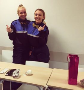 Vorige week hebben onze studenten Elvira en Annemijn van #SchoolvoorVeiligheid een meisje van ongeveer 13 jaar oud uit de sloot gered.

Meer weten over de heldhaftige daad van onze studenten?
Lees verder op bit.ly/2qMsh4k 

#helden #girlpower #redden #zwemmen #studenten