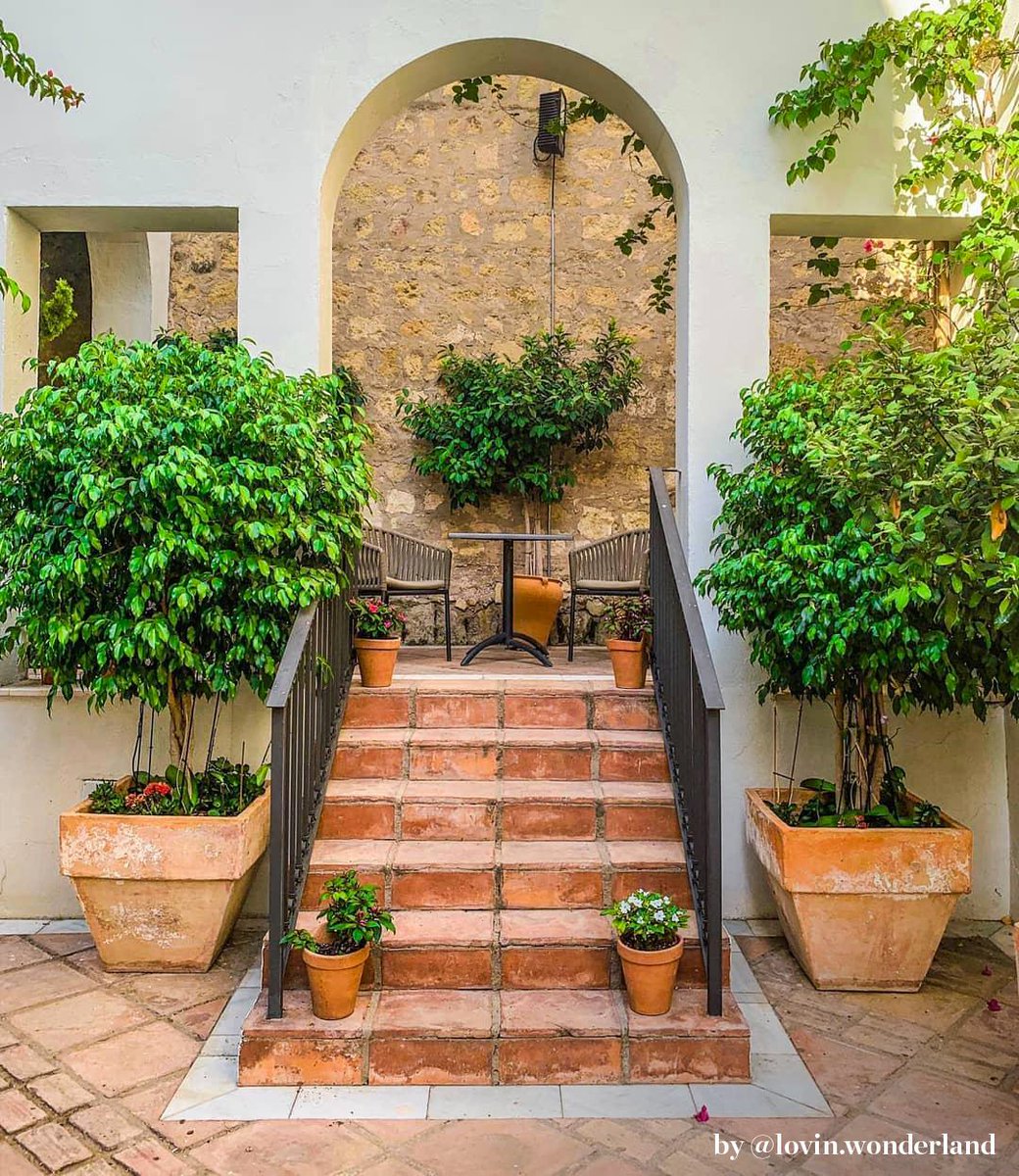 NHCollectionES's tweet image. ¡Un patio que enamora a todos los visitantes! Los muros llenos de historia del NH Collection Amistad Córdoba recogen la esencia andalusí de esta seductora ciudad.#feelunique 
bit.ly/2NIOfOM