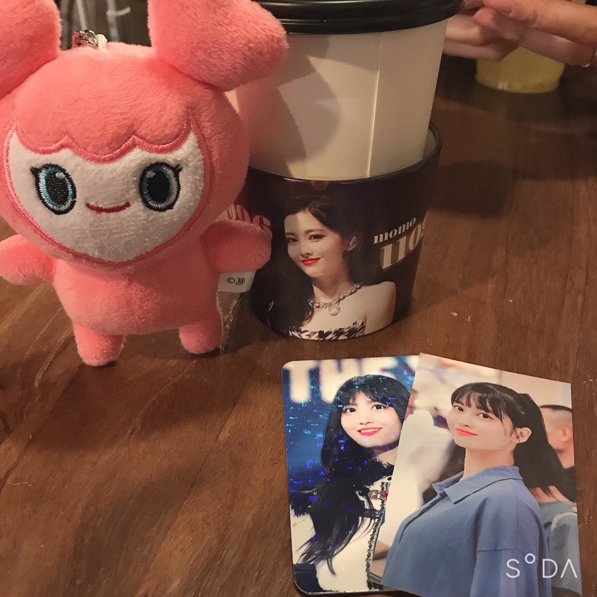 ru_jmtw's tweet photo. 韓国着いてすぐ、土砂降りの中泣きながら手に入れたカップホルダー🍑✨
前髪おぷそよももりんめちゃめちゃ可愛い💓

@Day_night_1109 
#모모야생일축하해
#HappyMOMOday https://t.co/84QFofvZ1d