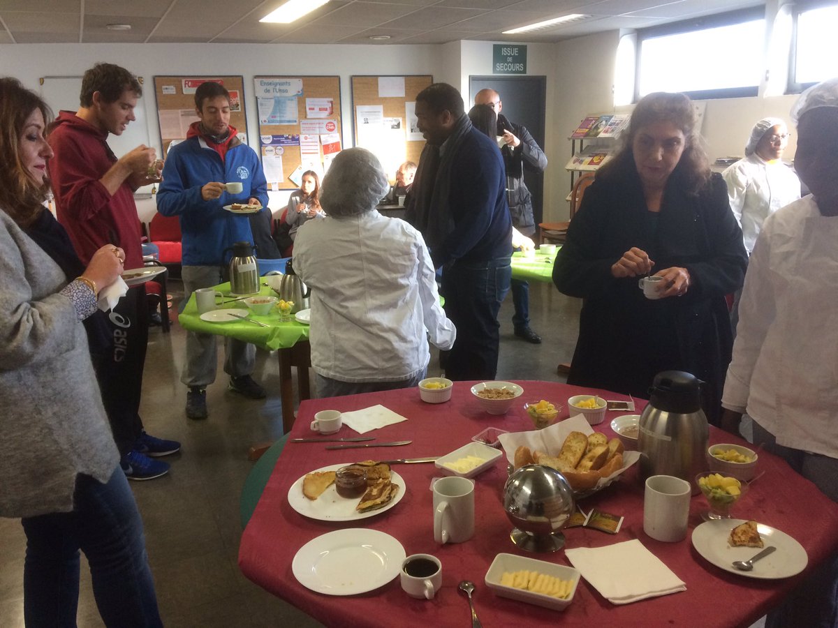 LPAnatoleFrance's tweet photo. Les #CAP #ATMFC offrent une petite collation en salle des profs #convivialité #MiseEnSituation #professionnalisation https://t.co/9cB8iclG18