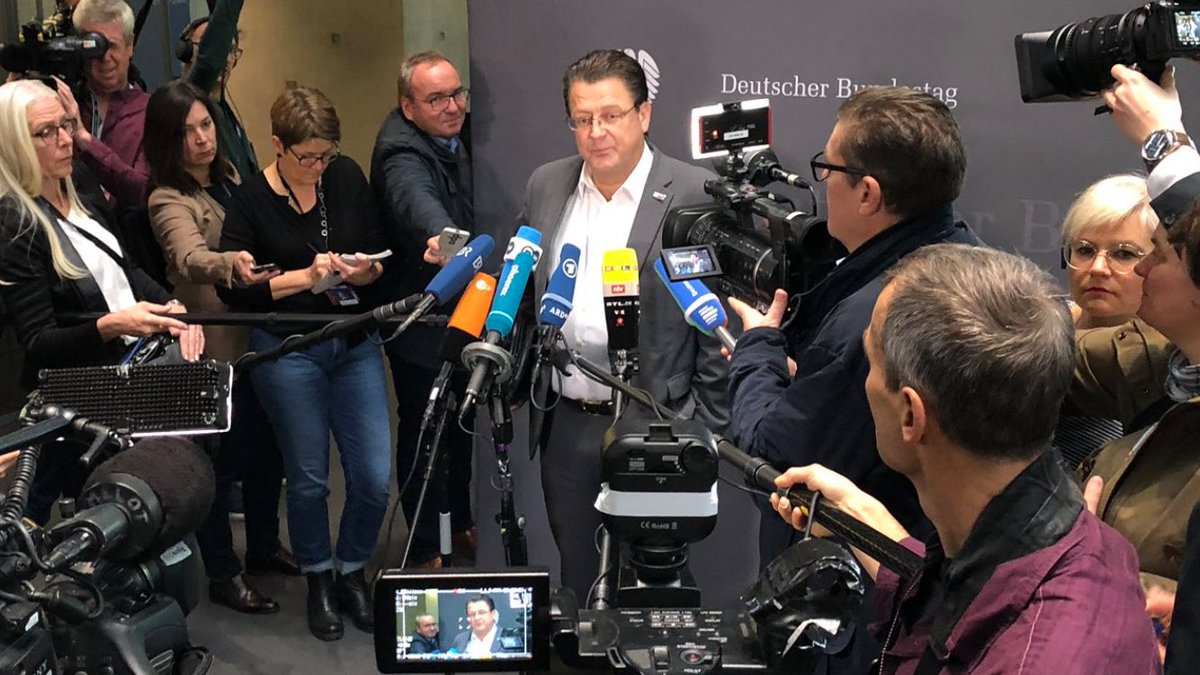 JHillje's tweet image. #Brandner sagt zu seiner Abwahl: „Einmal die Meinung gesagt, schon ist der Job weg“. Dieses Zitat steht sinnbildlich für die verquere Debatte über #Meinungsfreiheit. Es geht nicht um irgendeine Meinung, sondern konkret um Antisemitismus &amp;amp; Hetze. Das darf nicht folgenlos bleiben.