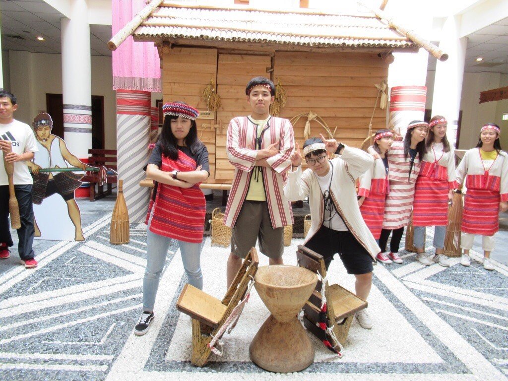 秋田県立大学 国際交流 図書館コラボ企画 秋田キャンパス図書館において 夏休みに実施した海外研修プログラム カンボジア 台湾 シンガポールなど の写真展が開催されております ぜひ足をお運びください 展示されている写真の一部はこちら